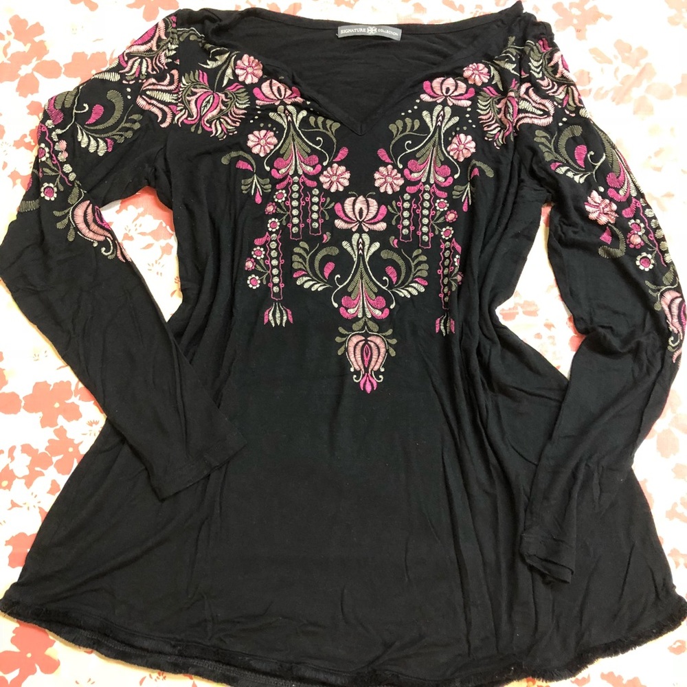 Long sleeved super cute floral detail 💐🌸